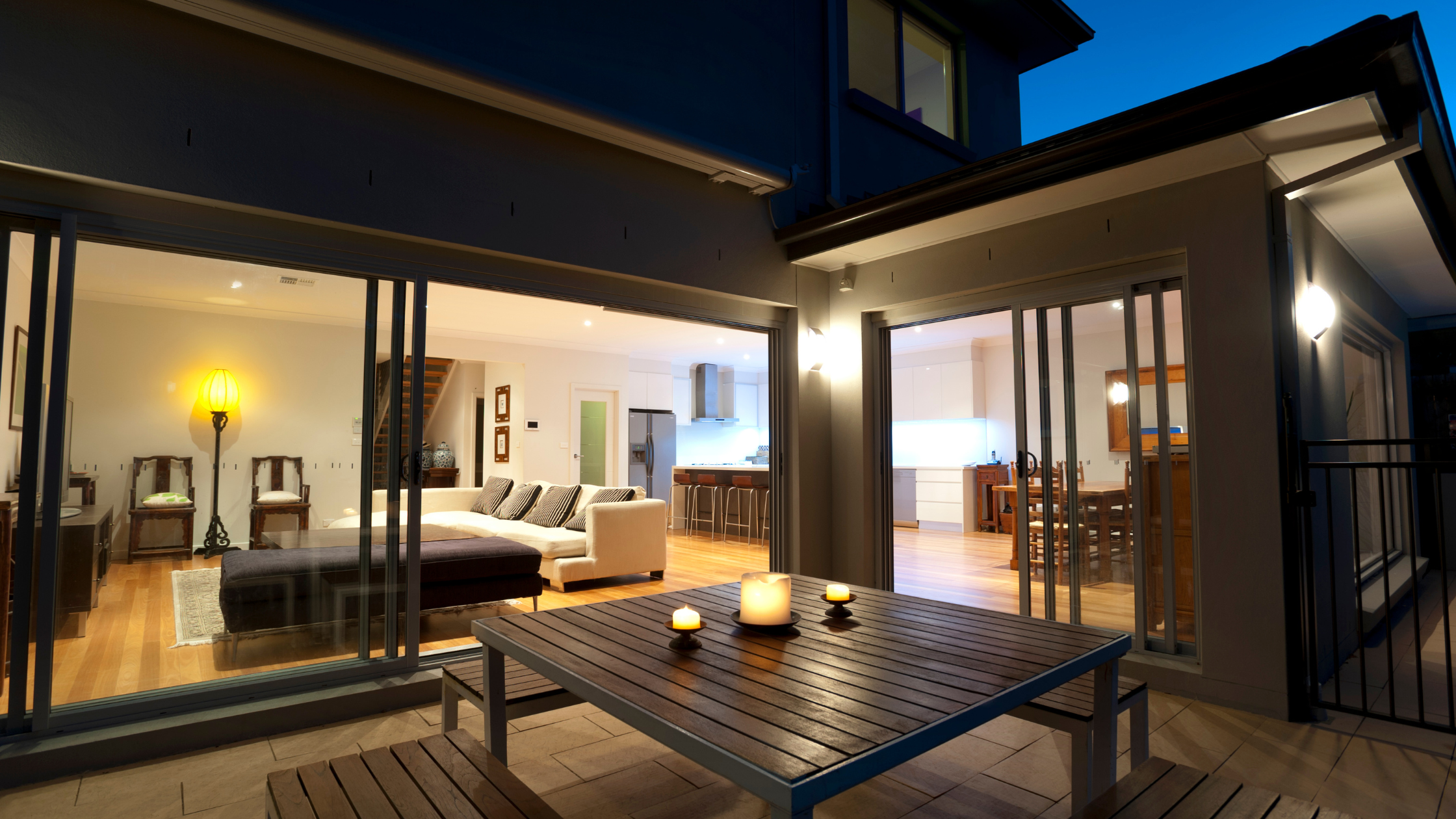 Creating Seamless Indoor-Outdoor Transitions: Key Considerations for Construction Professionals